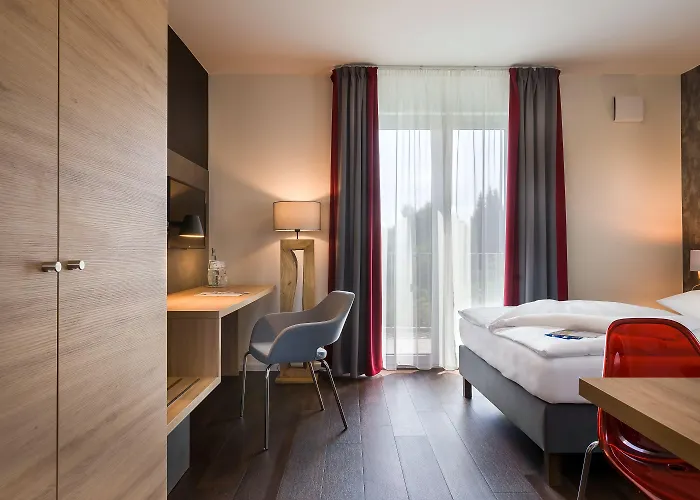 Signature East 3*