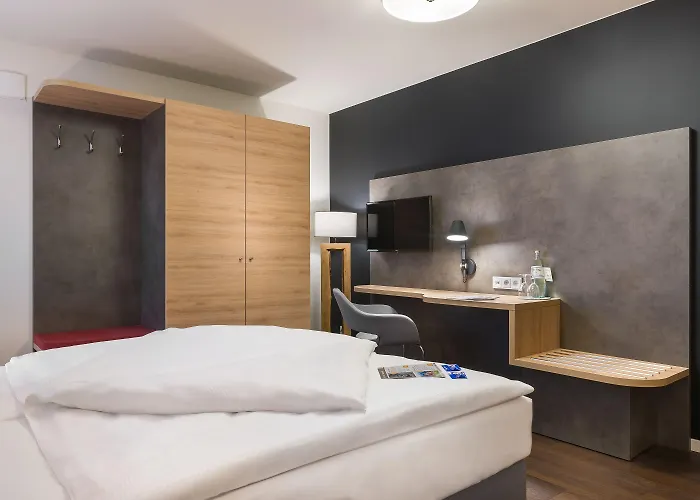 Signature East 3*