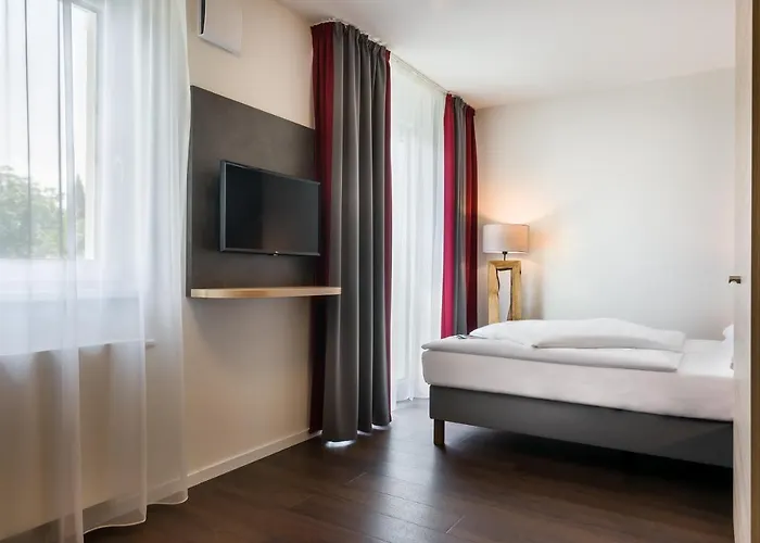 Signature East 3*